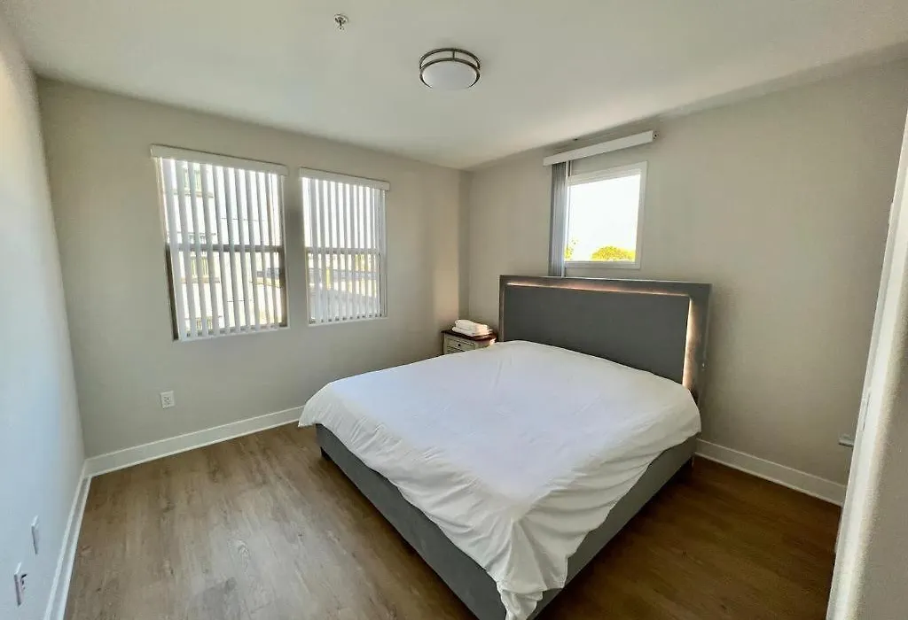 Miracle Mile Apartments-1