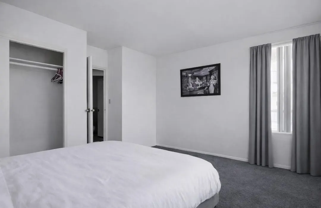Spacious 2 Bedroom 2 Bathroom Unit Great Location-1
