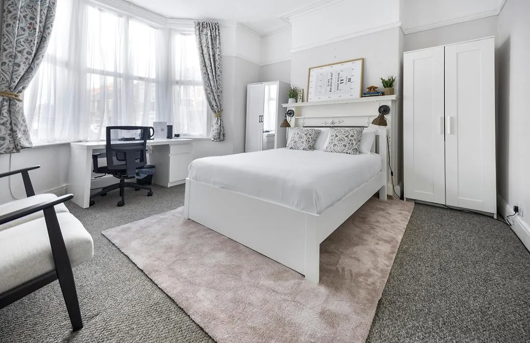 Cardiff City Guesthouse, Central Rooms, Fast Wi-Fi, On-Street Parking-1
