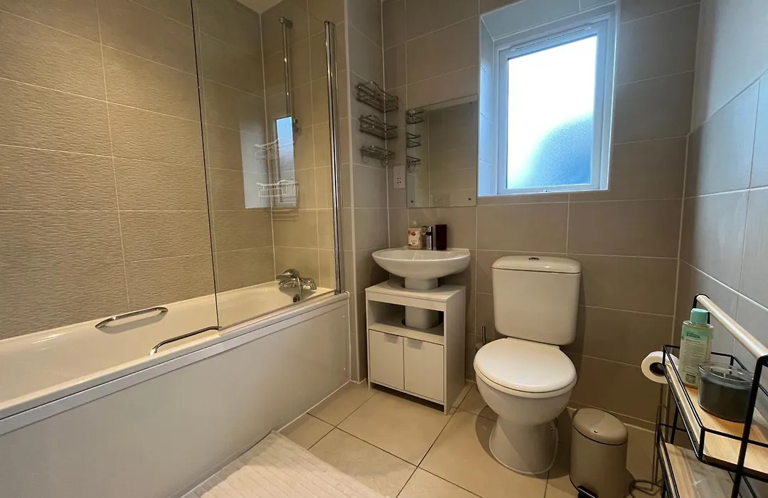 Two Bedroom House With Free Parking-1