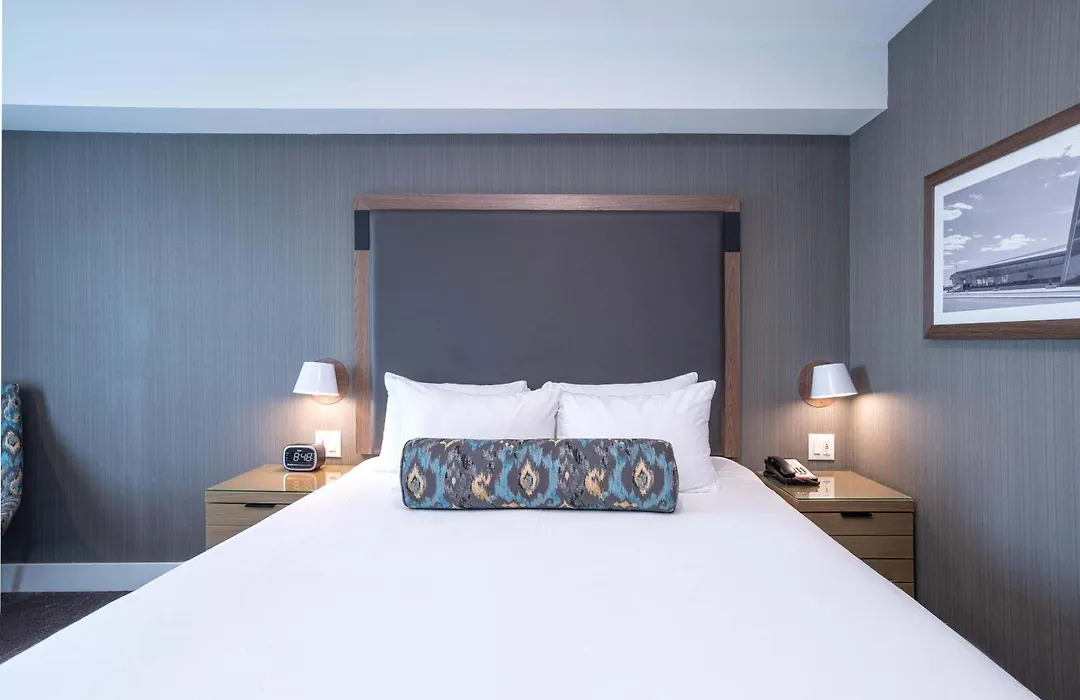 Sandman Signature Ottawa Airport Hotel-1