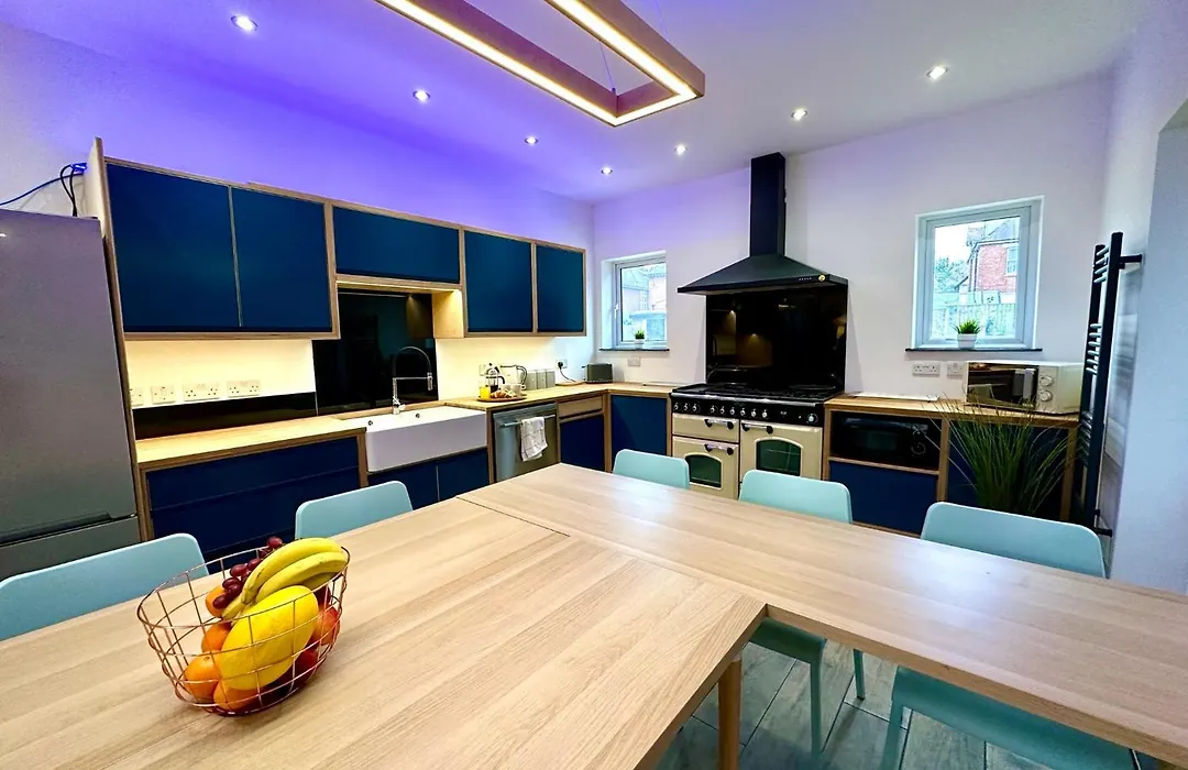 Spacious Bournemouth Group Haven: 8-Bedroom Comfort Near Town & Beach-1