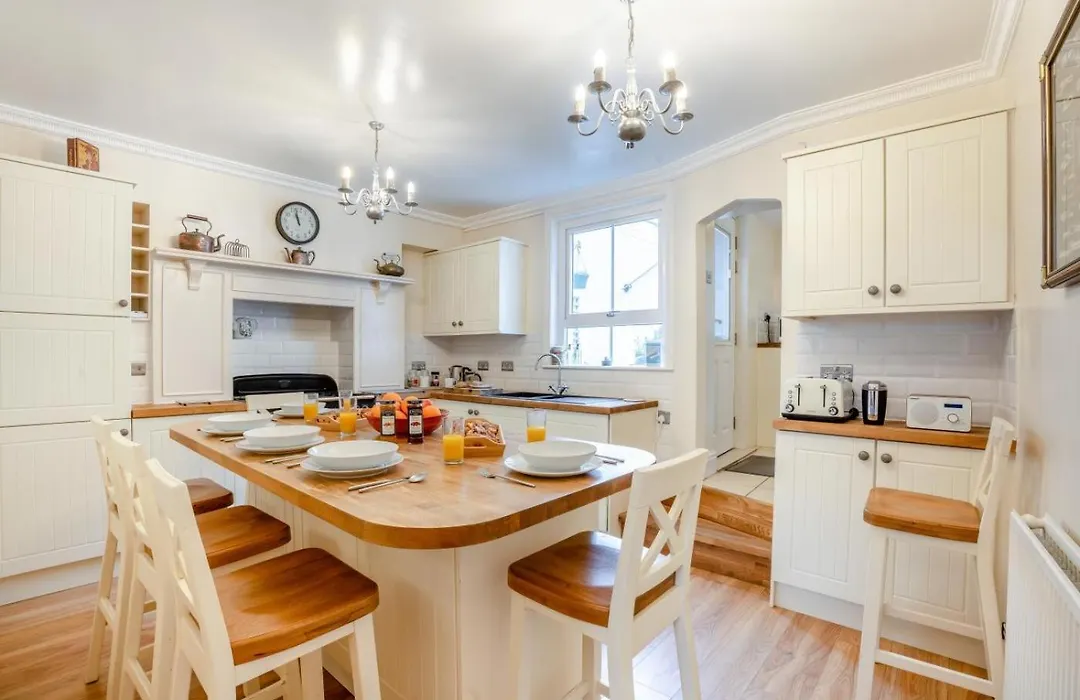 4 Bed In Whitby Oc-W414-1