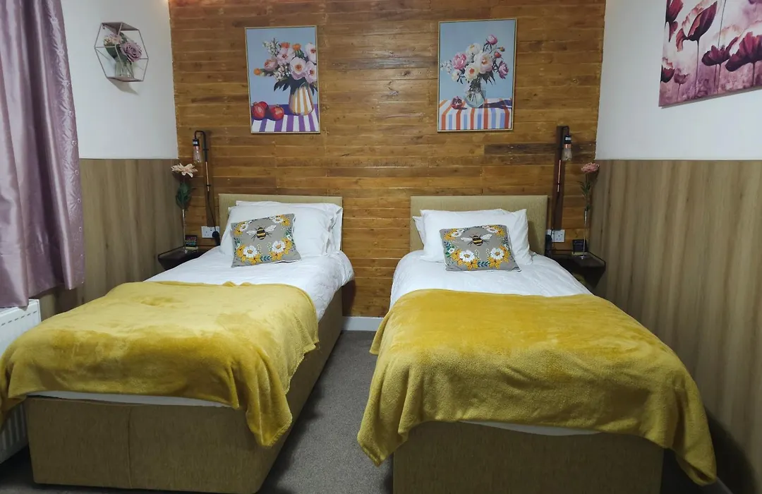 Spacious 2-Bed London Home Parking Sleeps 6-1