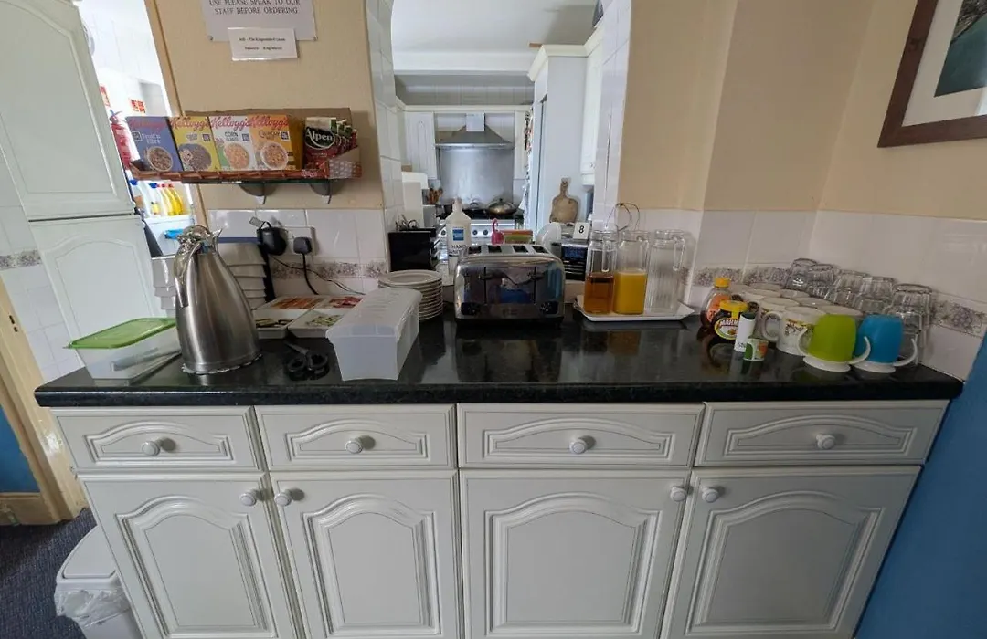Kingswinford Guest House With Free Parking-1