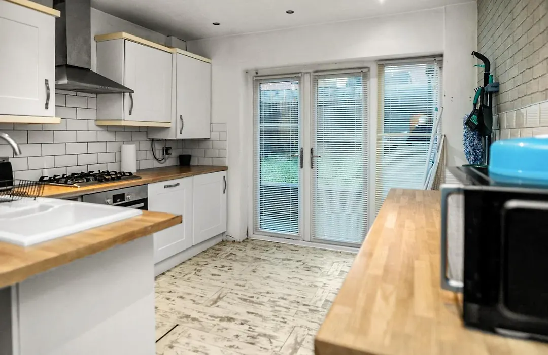 Central Manchester Family-Friendly Home With Free Parking And Workspace-1