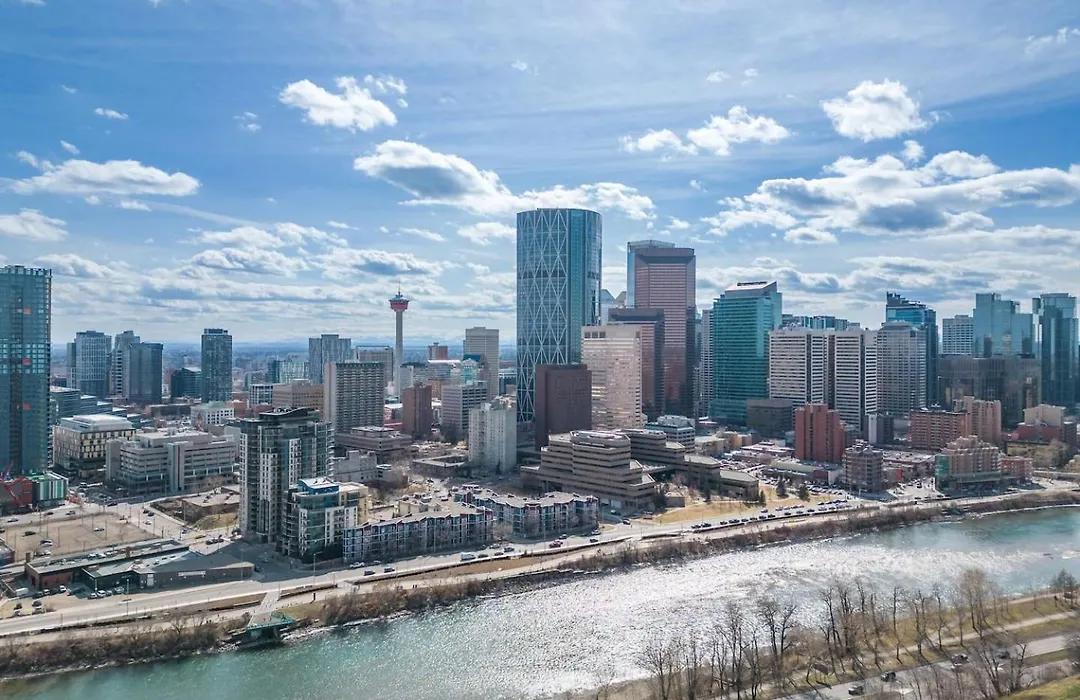 Exquisite 2 Bed Condo Near Dt Core Wfree Parking-1