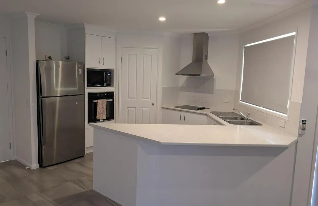 Modern 3-Bedroom Comfort In Oxenford, 5 Minutes From Movie World-1