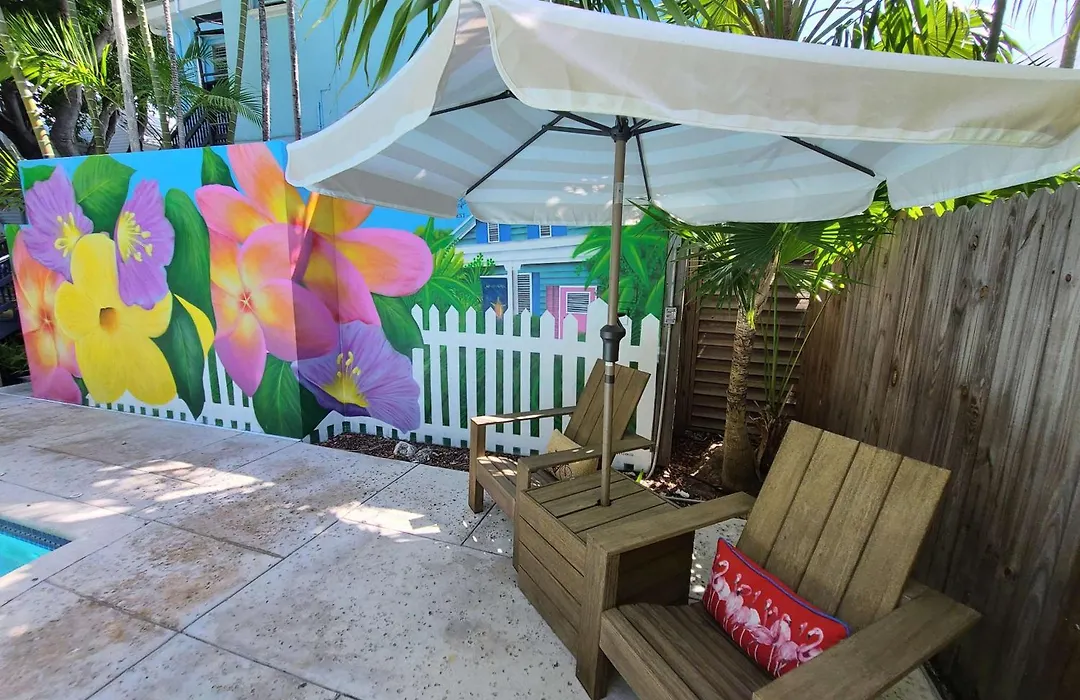 Duval Street Suite Overlooking Duval With Parking And Pool-1