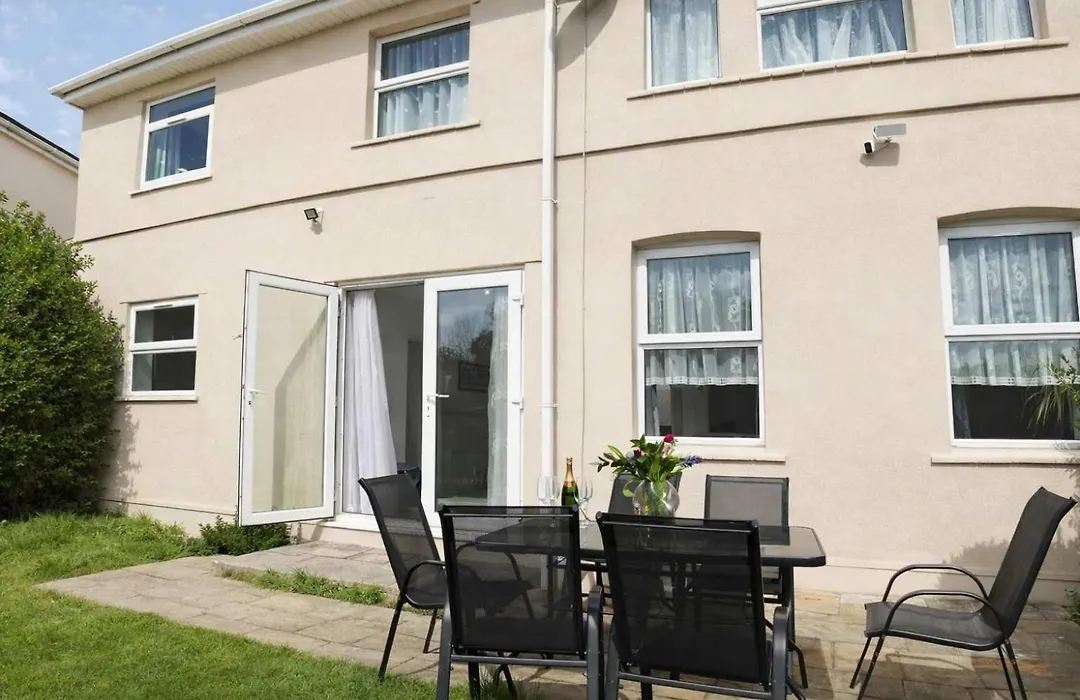 Chic 5 Bedroom House With Private Parking & Garden-1
