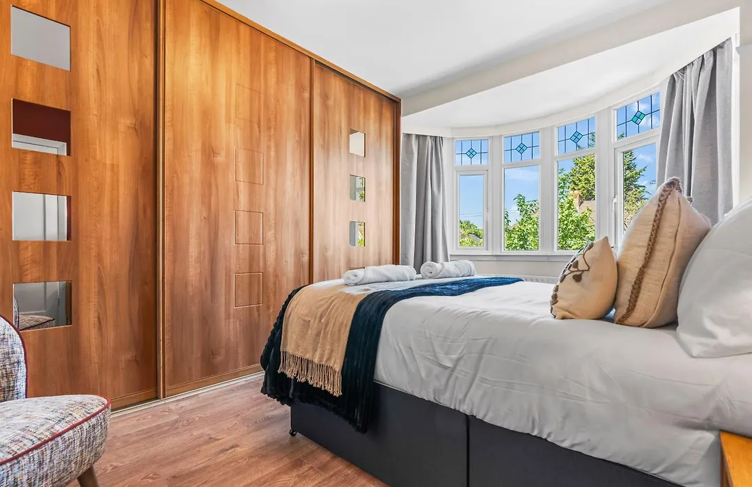 B13 0Au 5 Double Beds 6 Beds - 5 Bedrooms - Lwb Van X2 Parking-Edgbaston Harborne Nr Pershore Road Digbeth Nia O2 Academy Nr City Centre Excellent Location - By Samina, Arz Stays-1