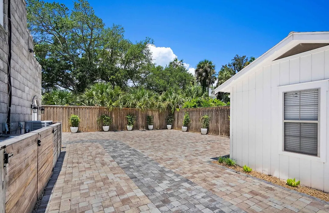 Remodeled Historic 1800S Carriage House, The Castle Garden, Colonial Modern Mansion-1