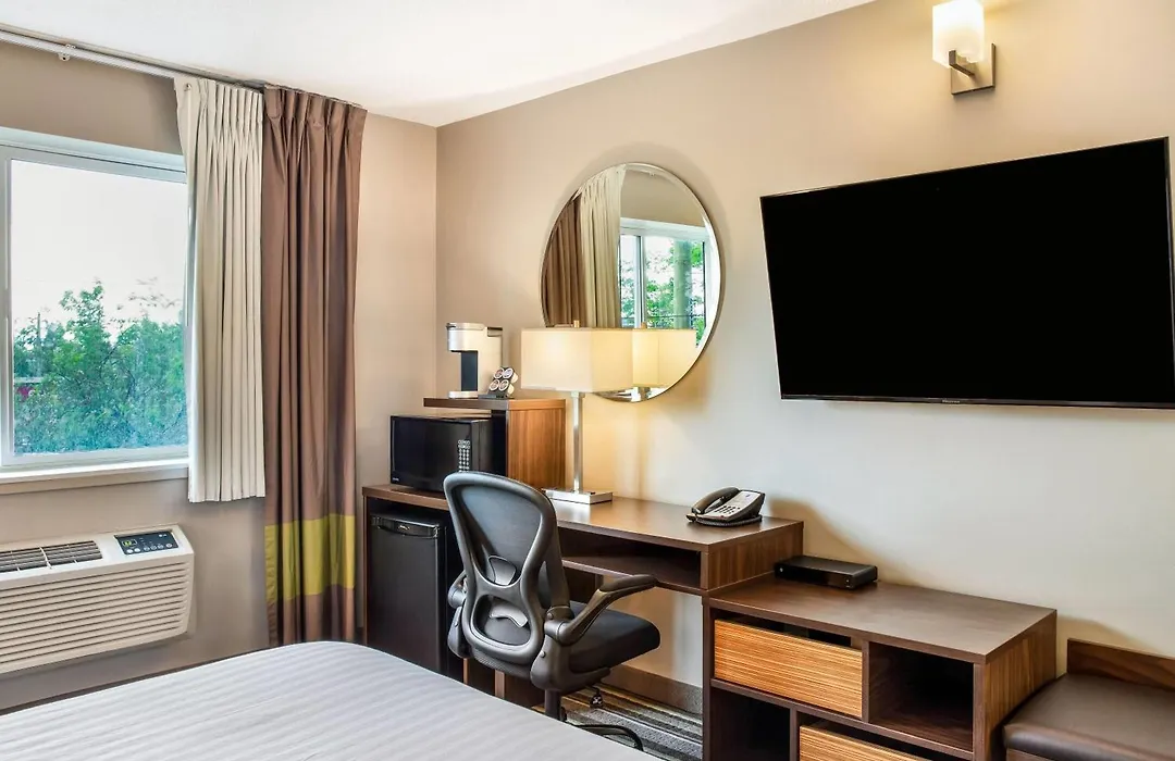 Super 8 By Wyndham Winnipeg West-1