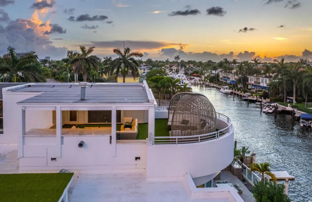 Villa Seminole Luxurious Waterfront Retreat With Pool Gym Hot Tub-1