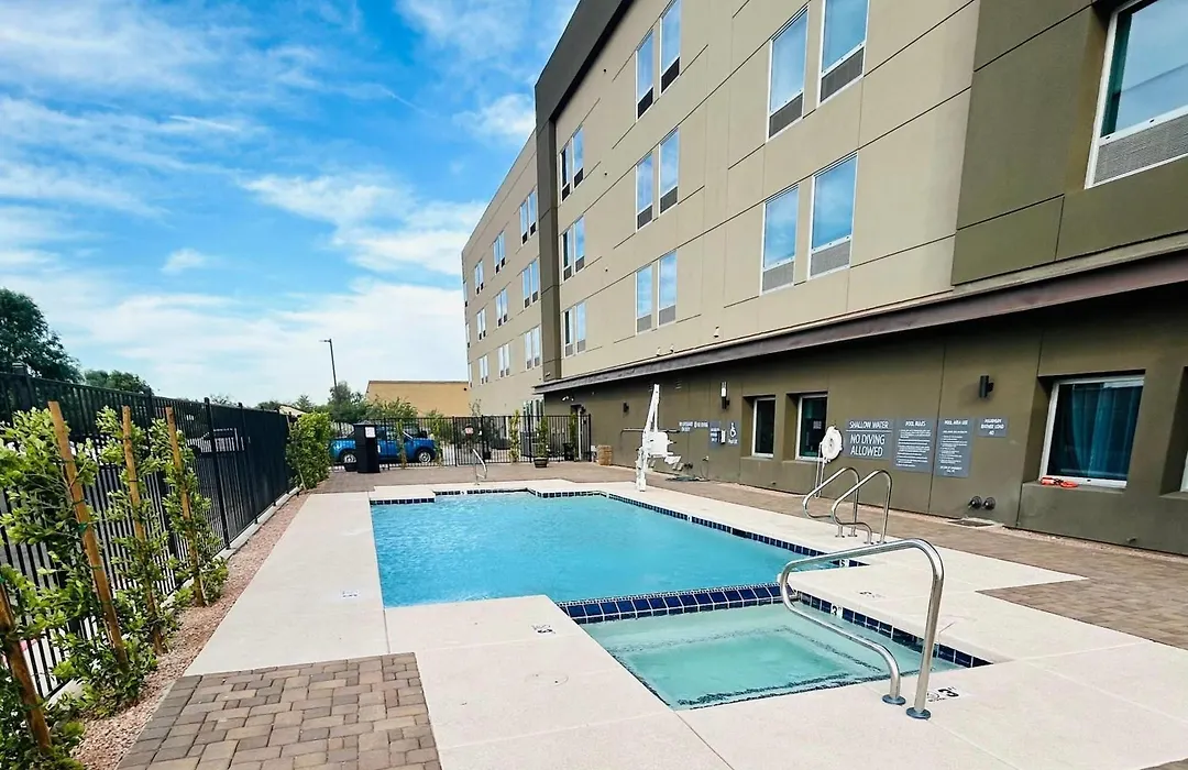 La Quinta Inn & Suites By Wyndham Phoenix West Glendale-1