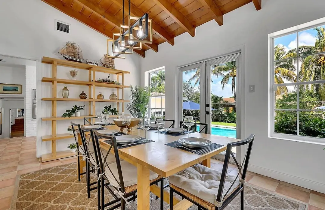 Villa Rustica 5 Bedroom 3 Bath With Pool Next To River 1800-1