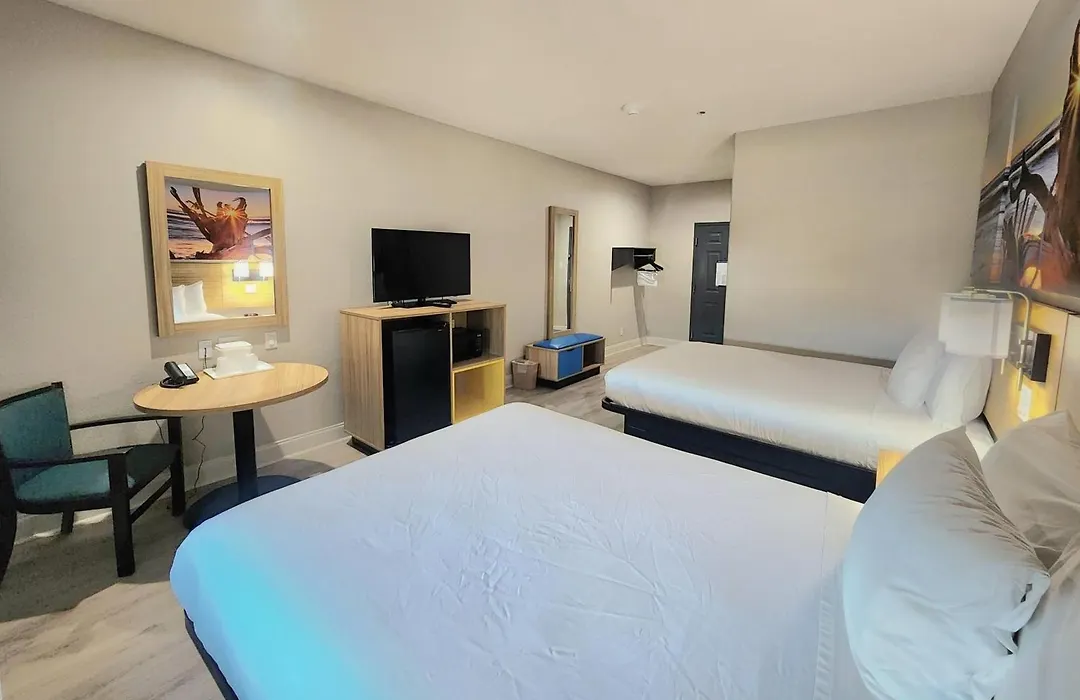 Days Inn & Suites By Wyndham Galveston West/Seawall-1