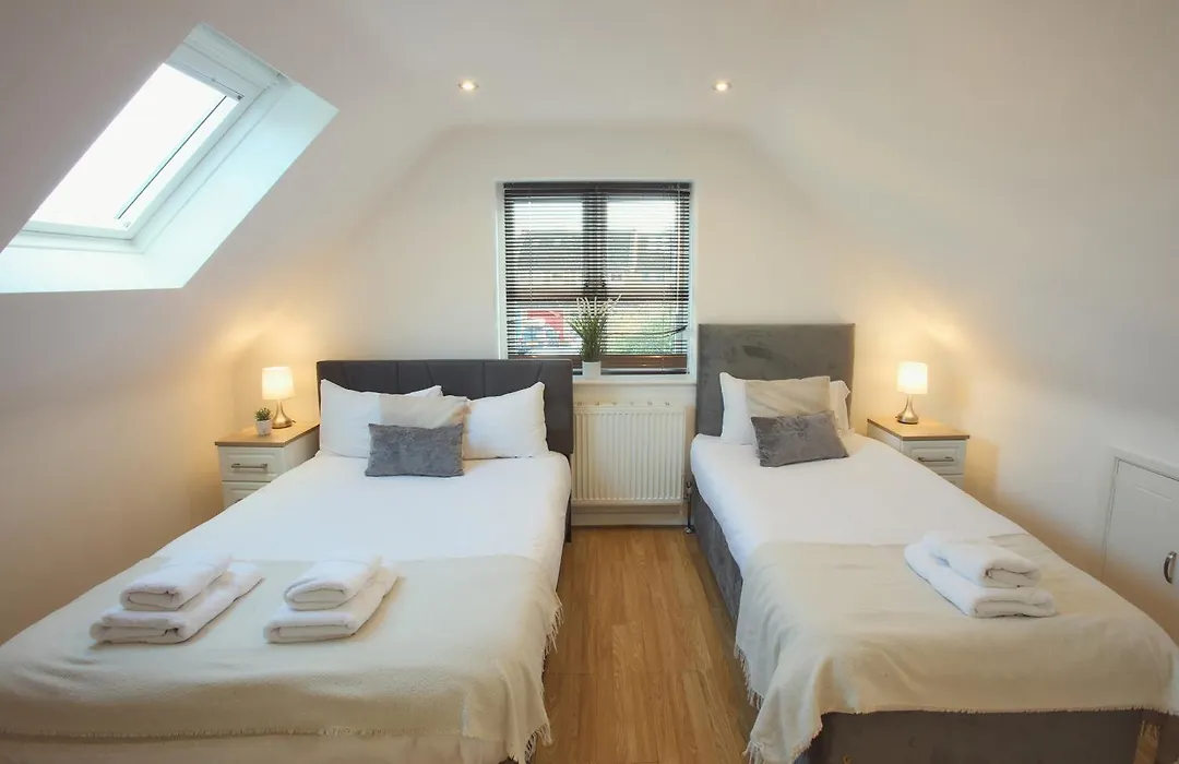Large 4-Bed House For Up To 7 Guests W 2X Parking-1