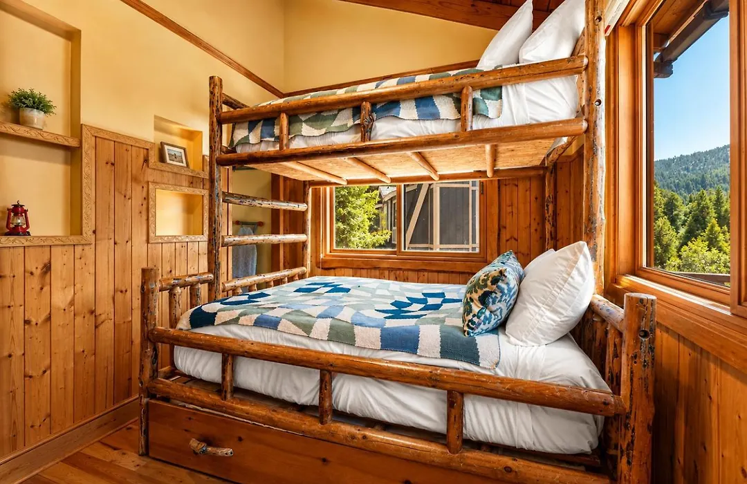 Pinecone Ridge - Walk To Bear Mountain, Private Hot Tub, Foosball-1