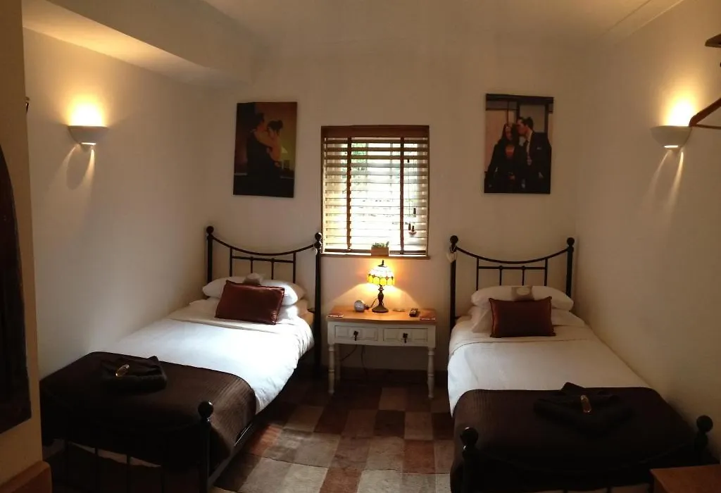 Tanglewood Gatwick Bed & Breakfast-1