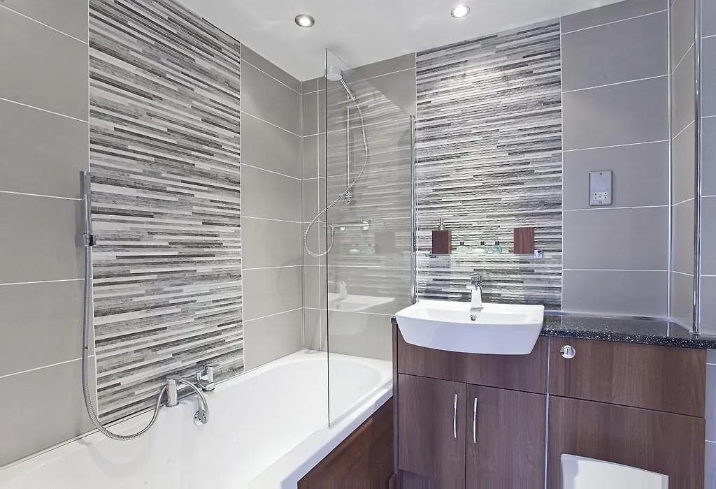 3 Emperors Wharf With Stunning River Views-1