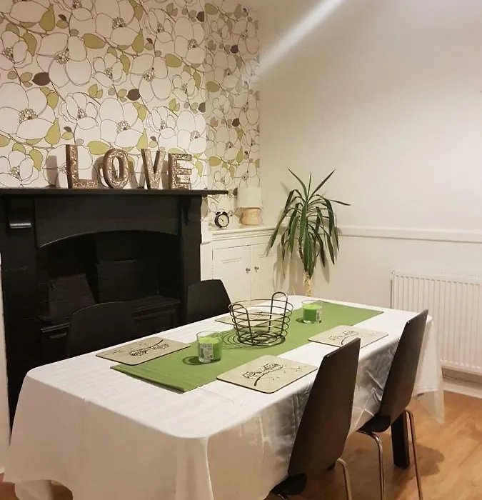 Tynant House- Cosy 3 Bed House- Near City Centre And Free Parking-1
