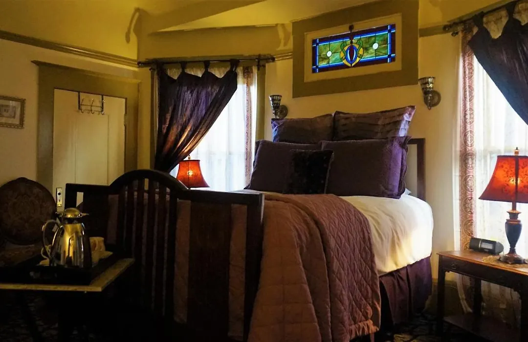 Amber House Inn Of Midtown-1