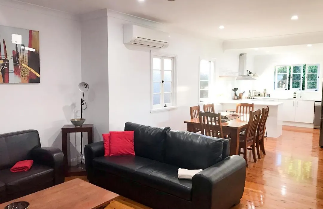 4 Bedroom House - Walk To Southbank-1