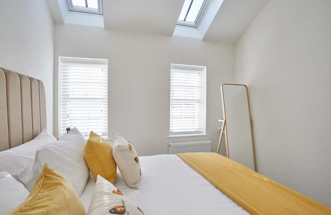 Host & Stay - Lemonade Arch-1