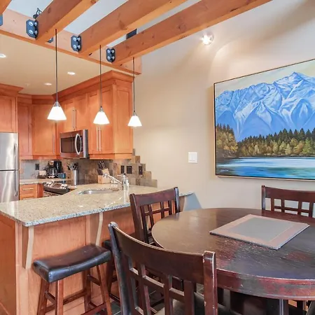 Complex Hot Tub | Close To Lifts | Free Parking-3