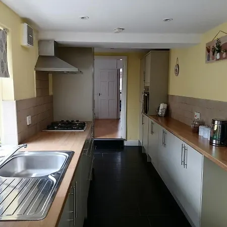 Tynant House- Cosy 3 Bed House- Near City Centre And Free Parking-3