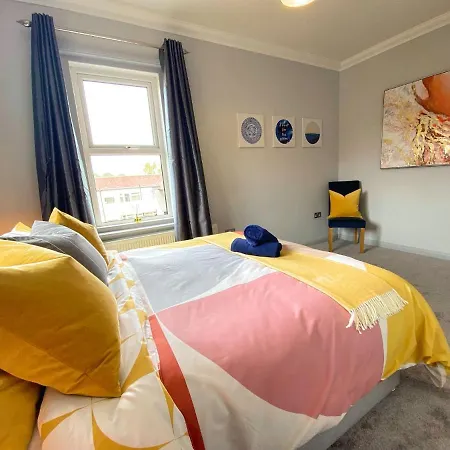 Seaside Serenity: 4-Bedroom Beach House with Garden-3