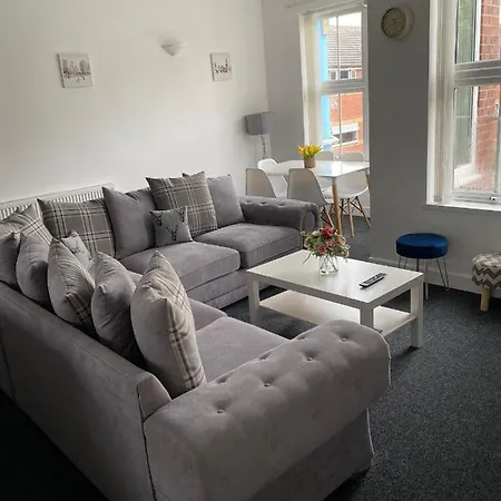8 Bed 9 Bath Ensuite House With Hot Tub And Free Parking-3