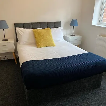 8 Bed 9 Bath Ensuite House With Hot Tub And Free Parking-2