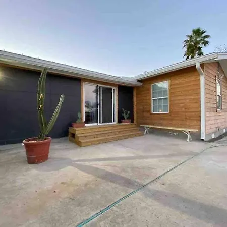 3Br Xl Bath 5 Min To Downtown Large Gated Parking-3
