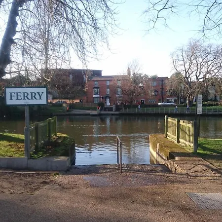 Central Stratford, 3 Bedrooms, Sleeps 6, Easy Walk To Town, Parking, Self Catering, Great View-2
