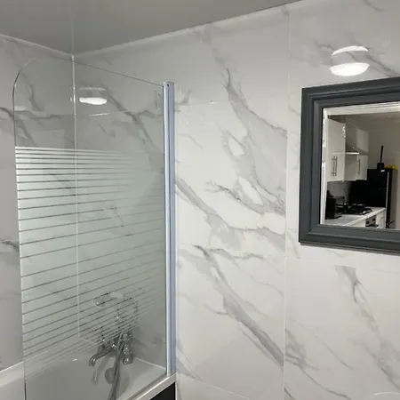 4 Bedroom Large & Modern Private House Central Location-3