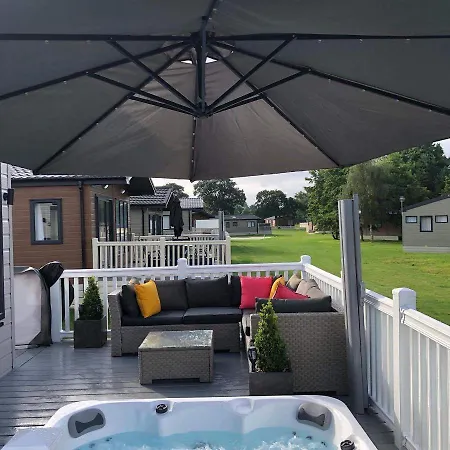 Roseberry Lodge With Hot Tub-3