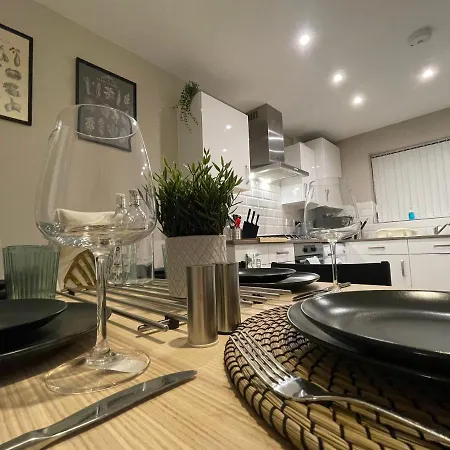 New Stylish House - Sleeps 7 - Free Parking - Contractors Welcome - Wifi-2