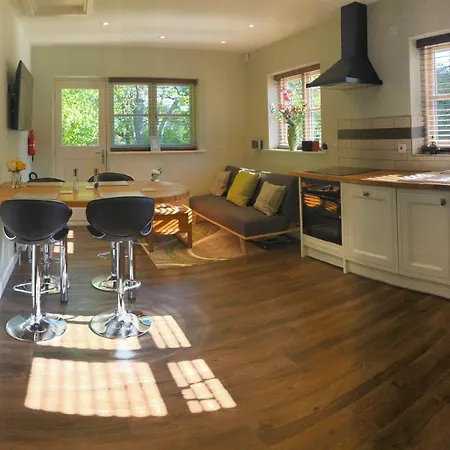 Daweswood - Luxury Cottage, Lake Access & Hot Tub-3