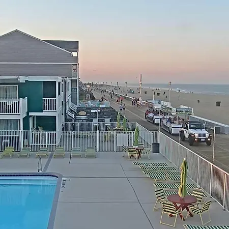 Fish Tales Boardwalk Inn & Ocean Mecca Motel-2