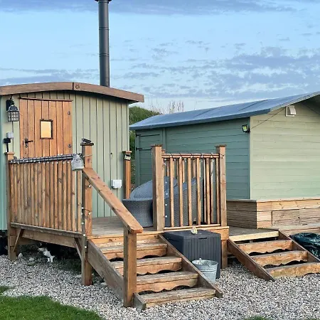Oakley View Shepherds Hut With Hot Tub-3