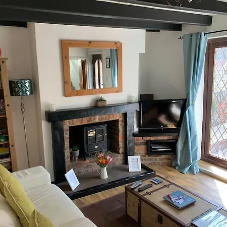Award Winning Pet Friendly Paddock Cottage-3