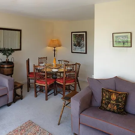 Central Stratford, 3 Bedrooms, Sleeps 6, Easy Walk To Town, Parking, Self Catering, Great View-3