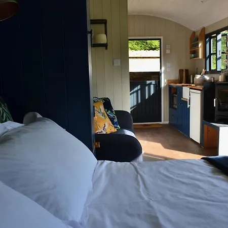 Large Luxury Shepherds Hut With Hot Tub Nr Bath-3