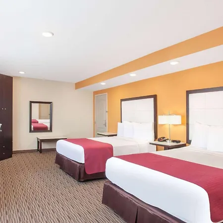 Ramada By Wyndham Culver City-3