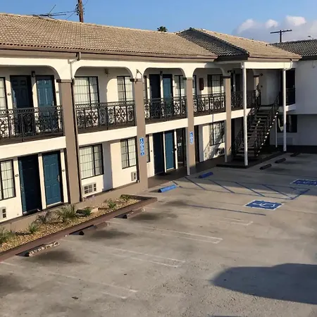 Travelodge By Wyndham Harbor City-3