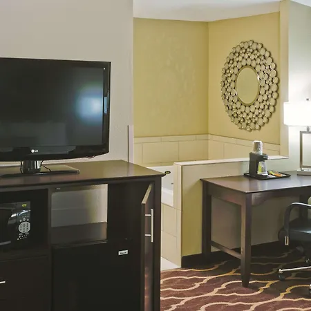 La Quinta Inn & Suites By Wyndham Lv Tropicana Stadium-3