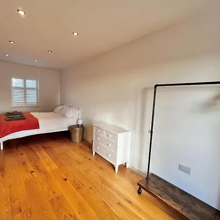 Stylish 3 Bed House With Castle Views-3