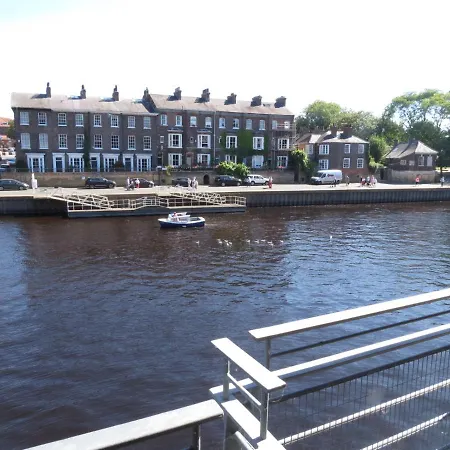 3 Emperors Wharf With Stunning River Views-3